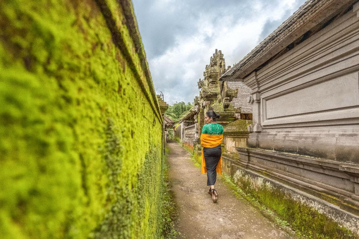 Harry Sinclair - Instagram: 45k+ - @harrysinclairphotography, vrouw loopt langs groene muur in India