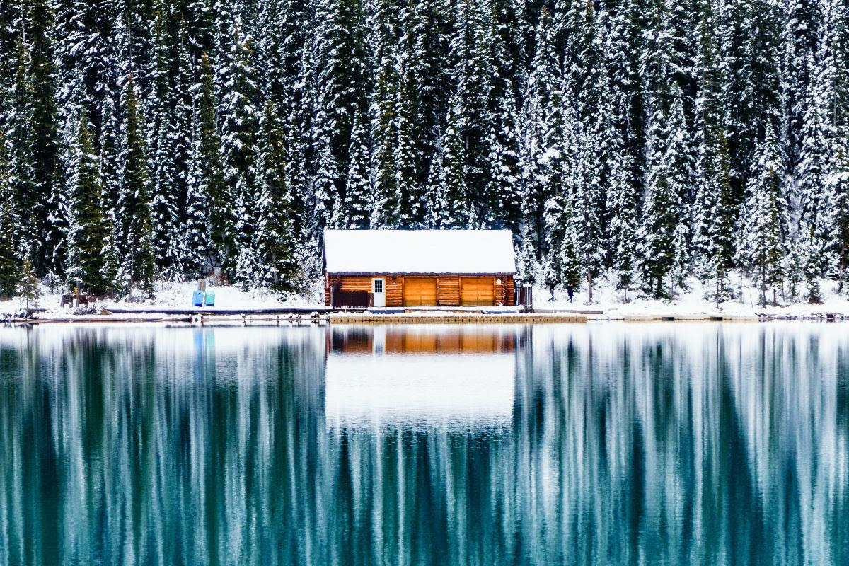 Carmen Huter - Instagram: 100k+ - @carmenhuter, huisje aan water in sneeuw met weerspiegeling