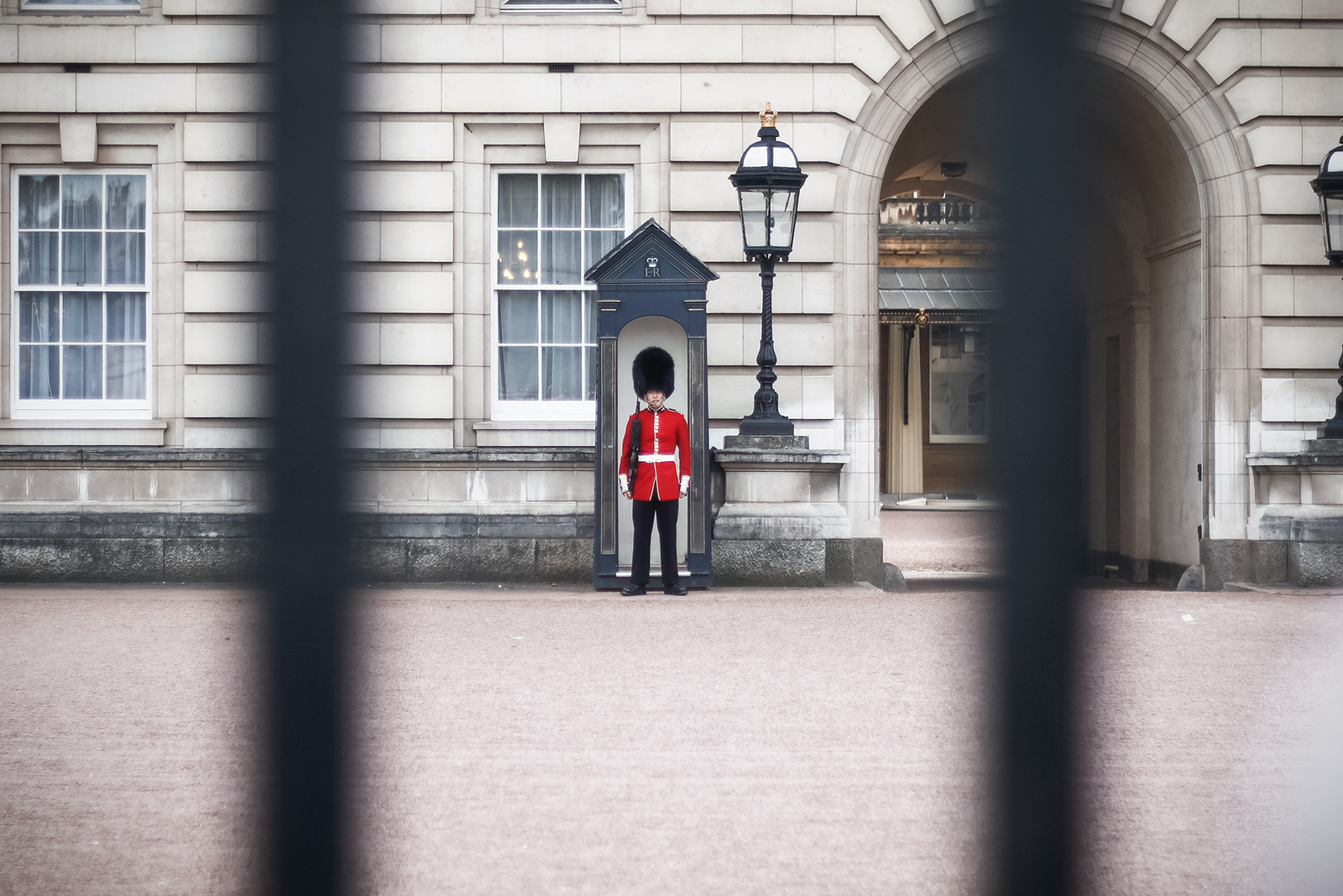 in Londen een Britse koninklijke wacht voor Buckingham palace