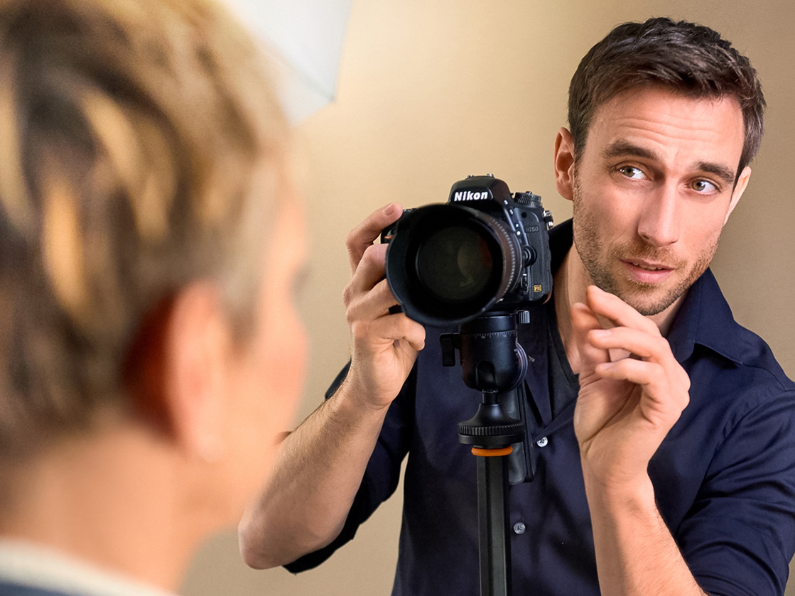 foto: © LINK fotografie - man maakt portretfoto van klant