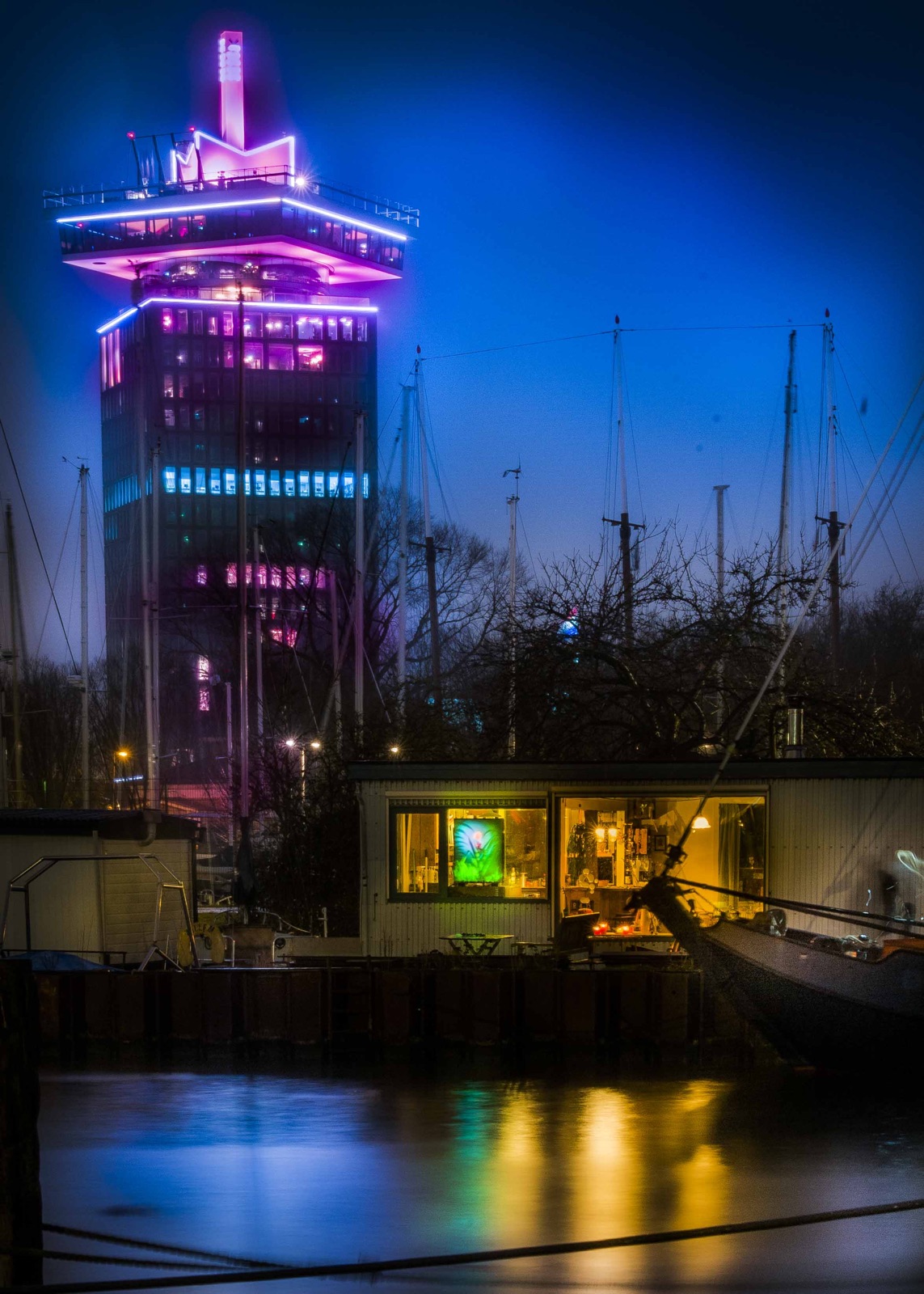 foto van TA'dam Toren in Sixhaven Amsterdam Noord en woonboot met lichtbak foto van Jan van der Horn