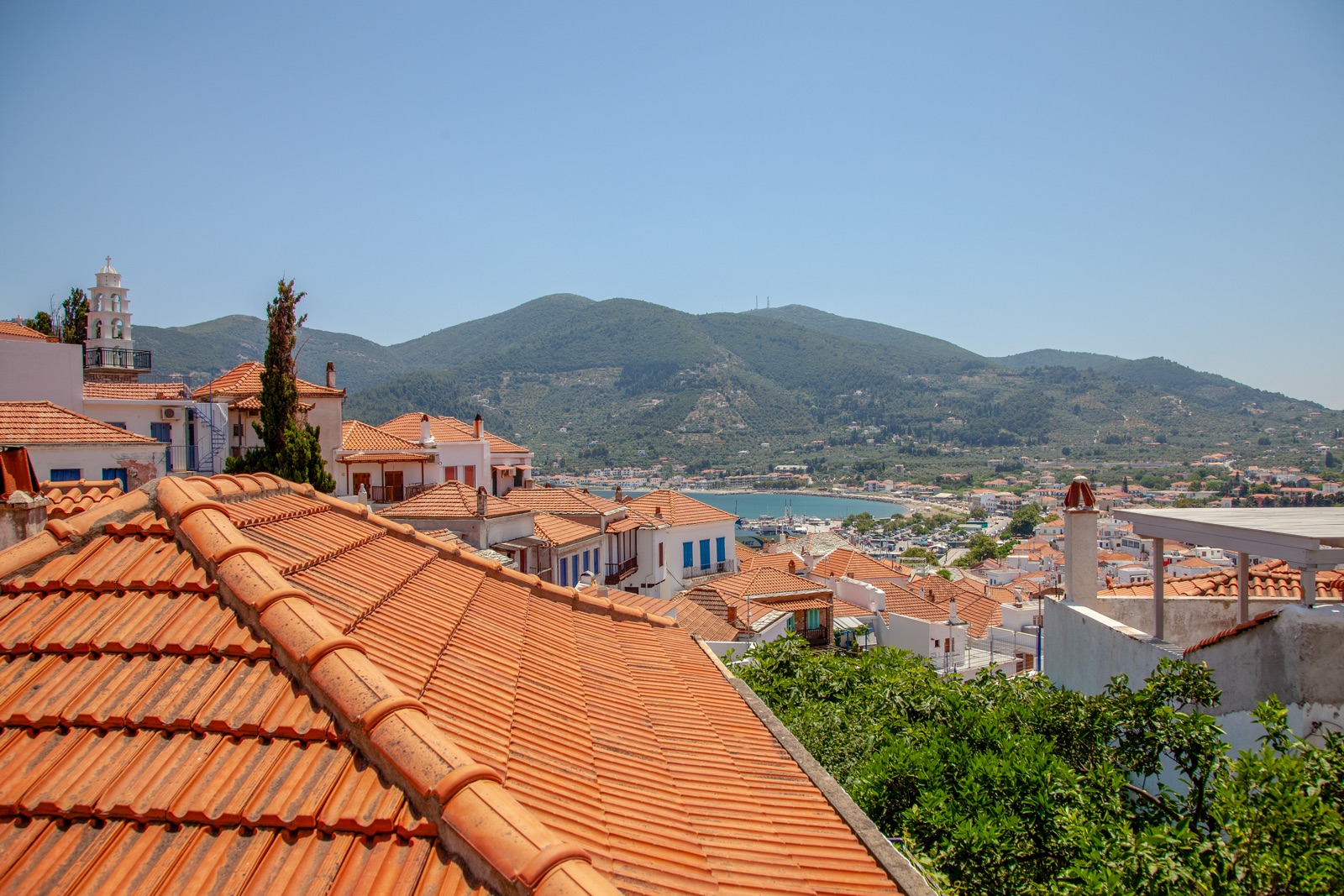 foto van het Griekse eiland Skopelos vanaf de daken zie je bergen en de zee