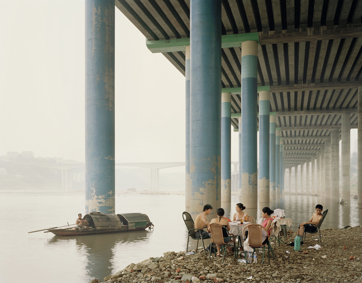 foto van mensen die picknicken bij Chongqing Municipality door Nadav Kander