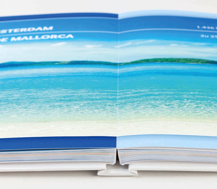 foto van een hardcover vlakliggend fotoboek opengeslagen