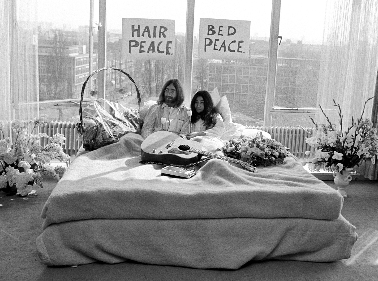foto van John Lennon en zijn bruid Yoko Ono in bed in room 902 van het Hilton Hotel in Amsterdam