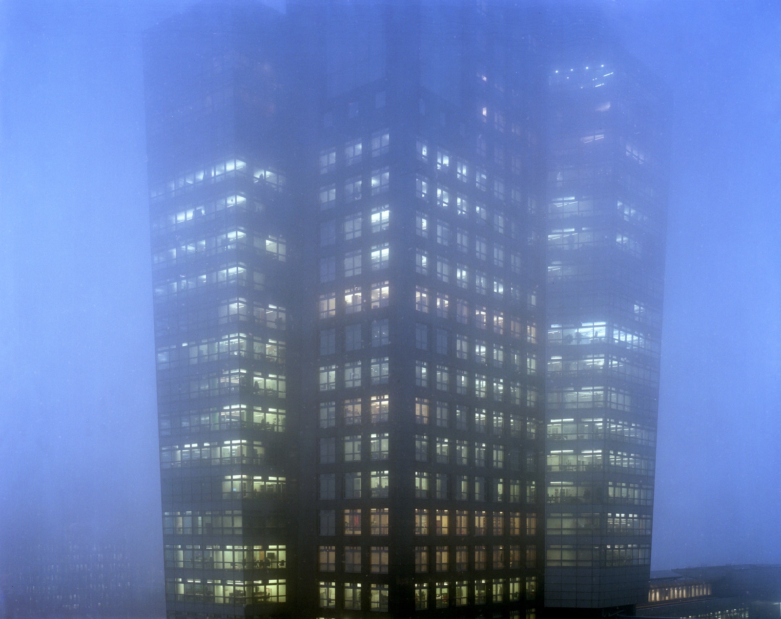 foto van een gebouw op de Zuidas van Amsterdam in de mist