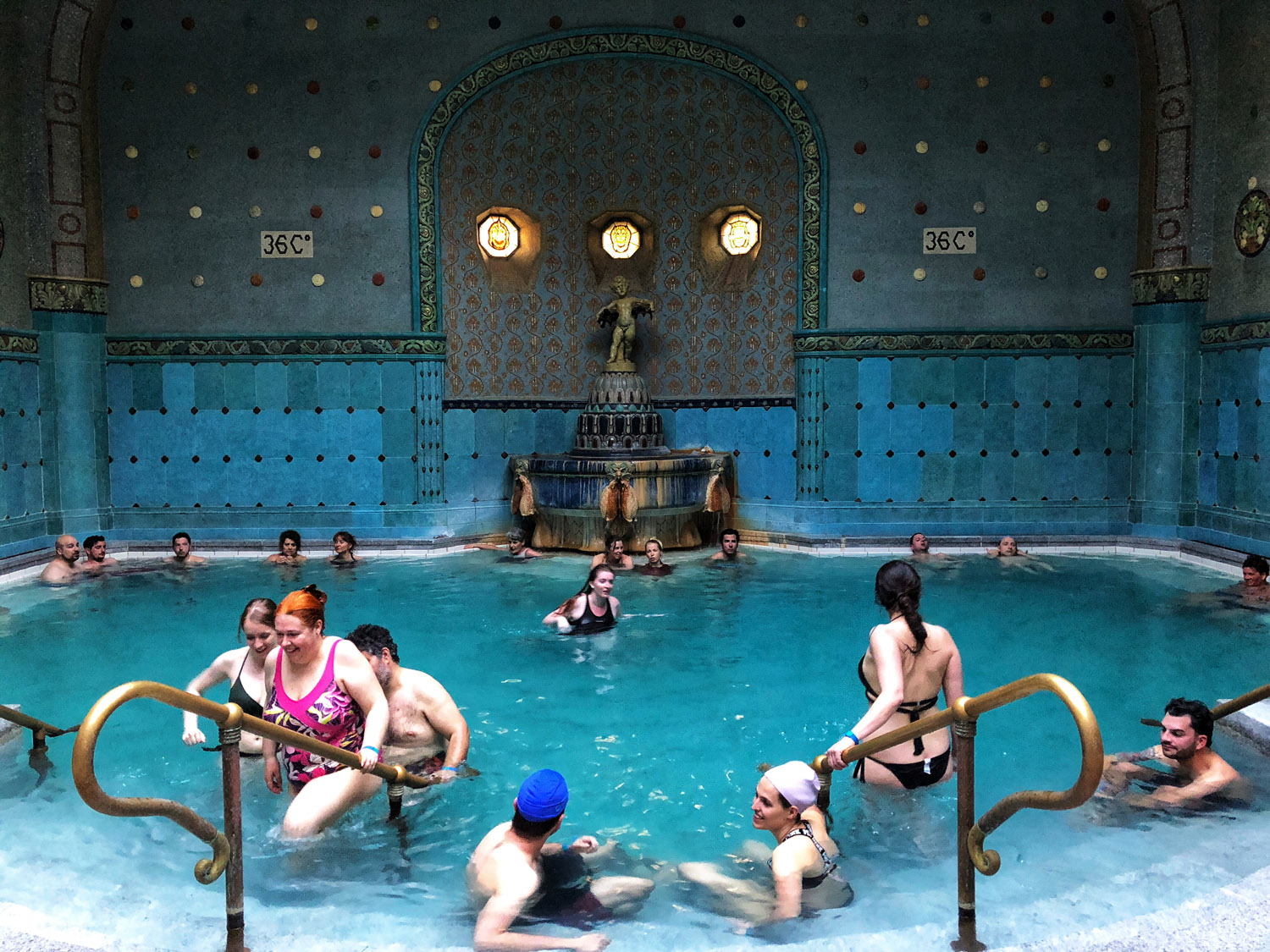 foto van mensen in een haman zwembad van 36 graden