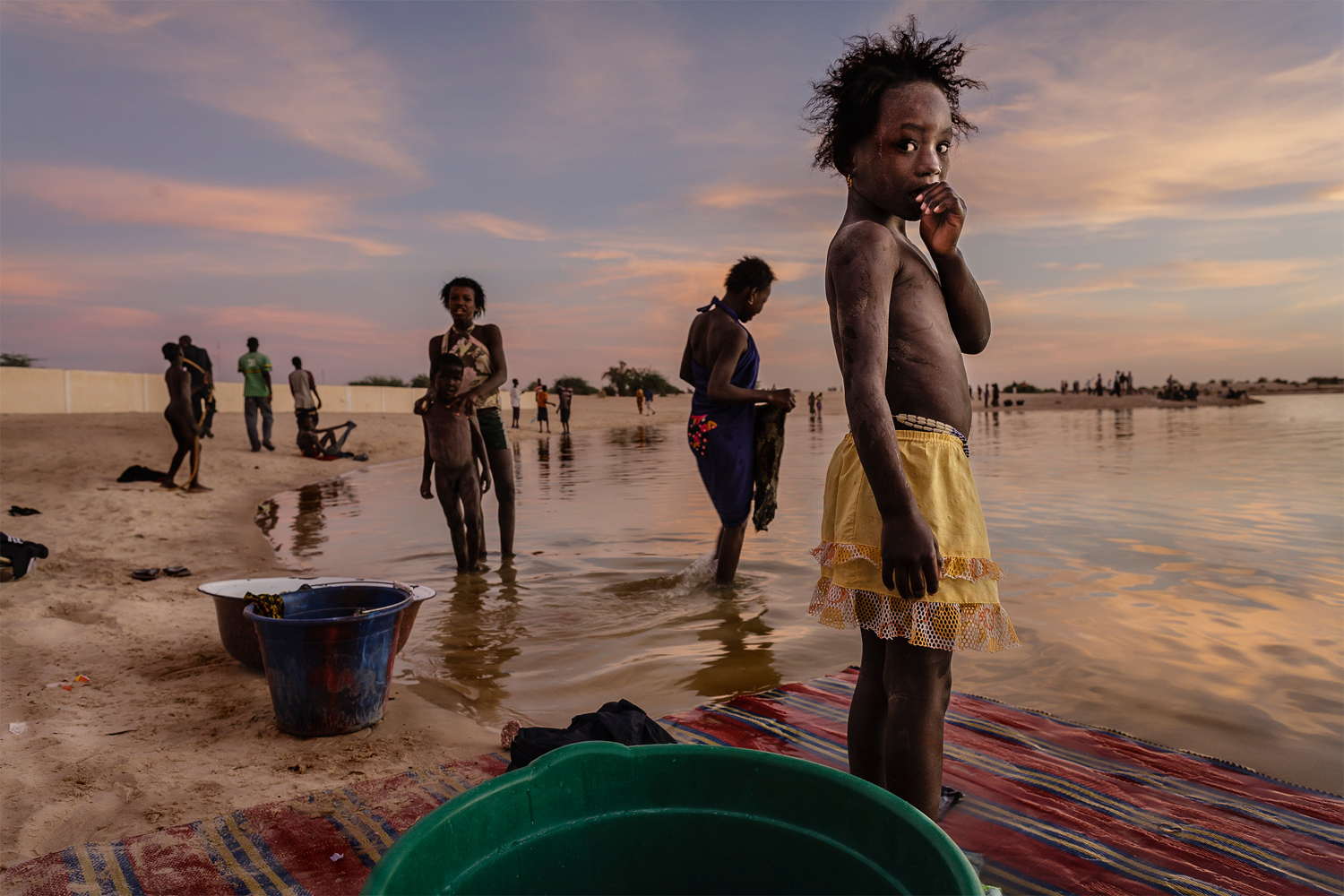foto van inwoners van Mali die hun kleding wassen in de haven van Kabara