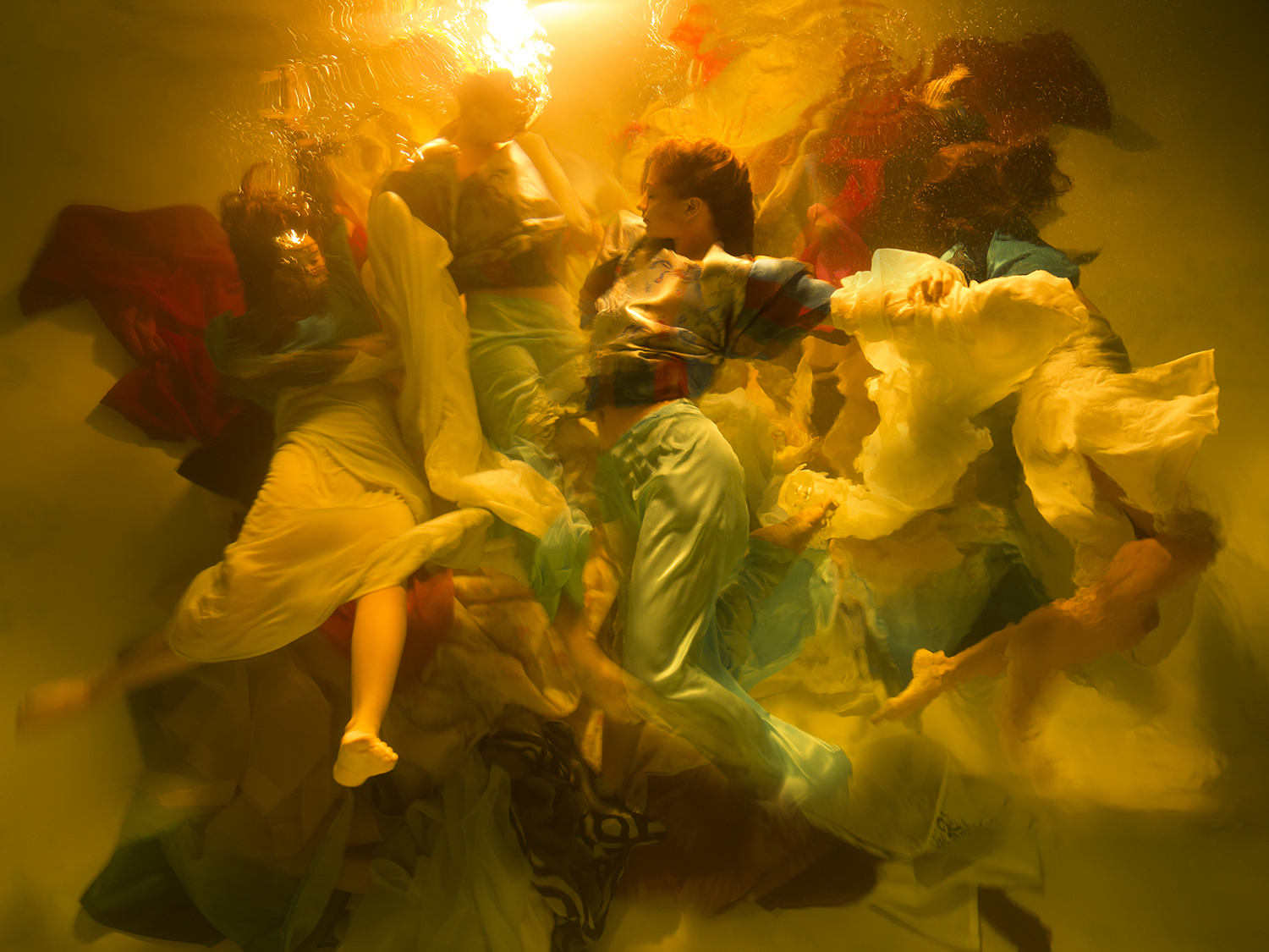 foto van Christy Lee Rogers van vrouwen onder water met doeken in beweging
