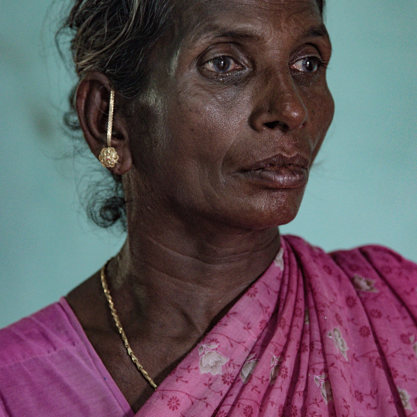 foto door Federico Borella van een portret van een Indiase vrouw met tranen in haar ogen