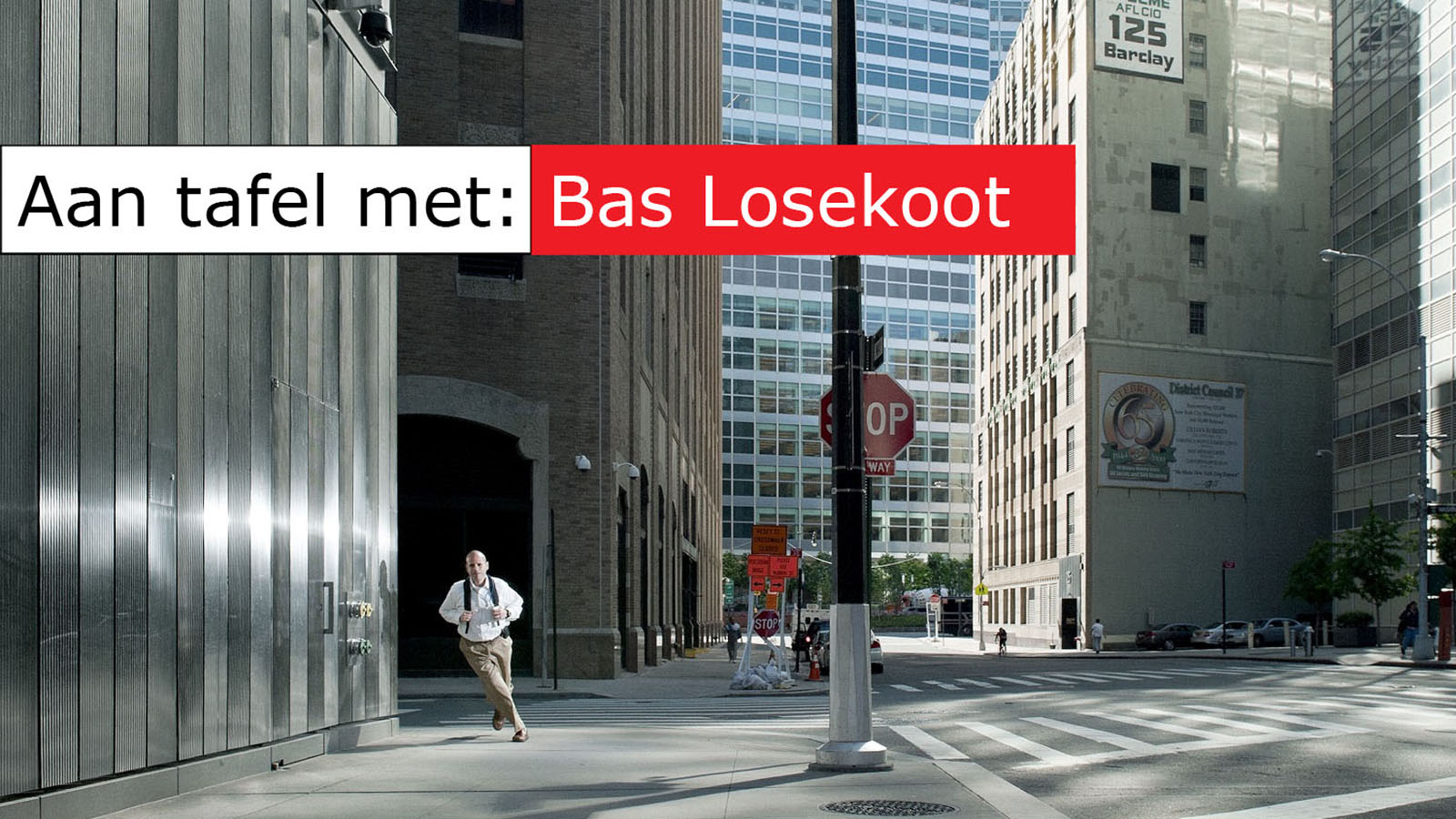 foto van Bas Losekoot van een man die in een straat in een Amerikaanse stad de hoek om rent