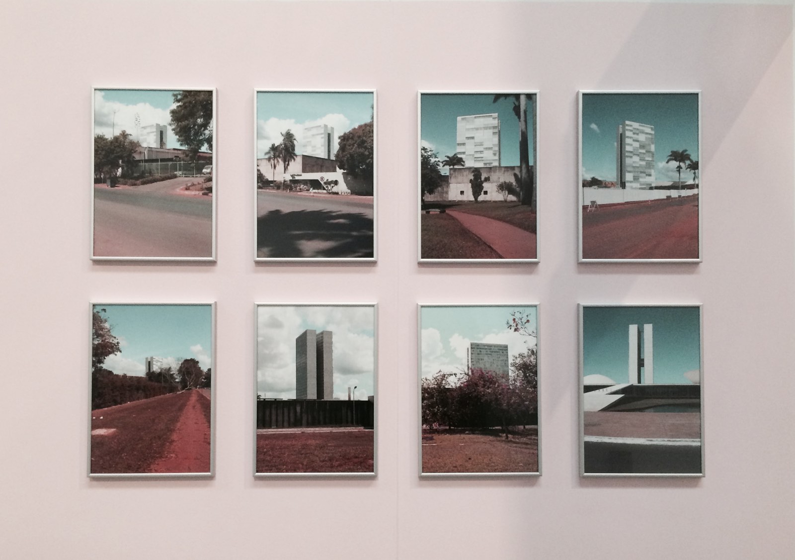 foto's aan de muur van Erik van der Weijde