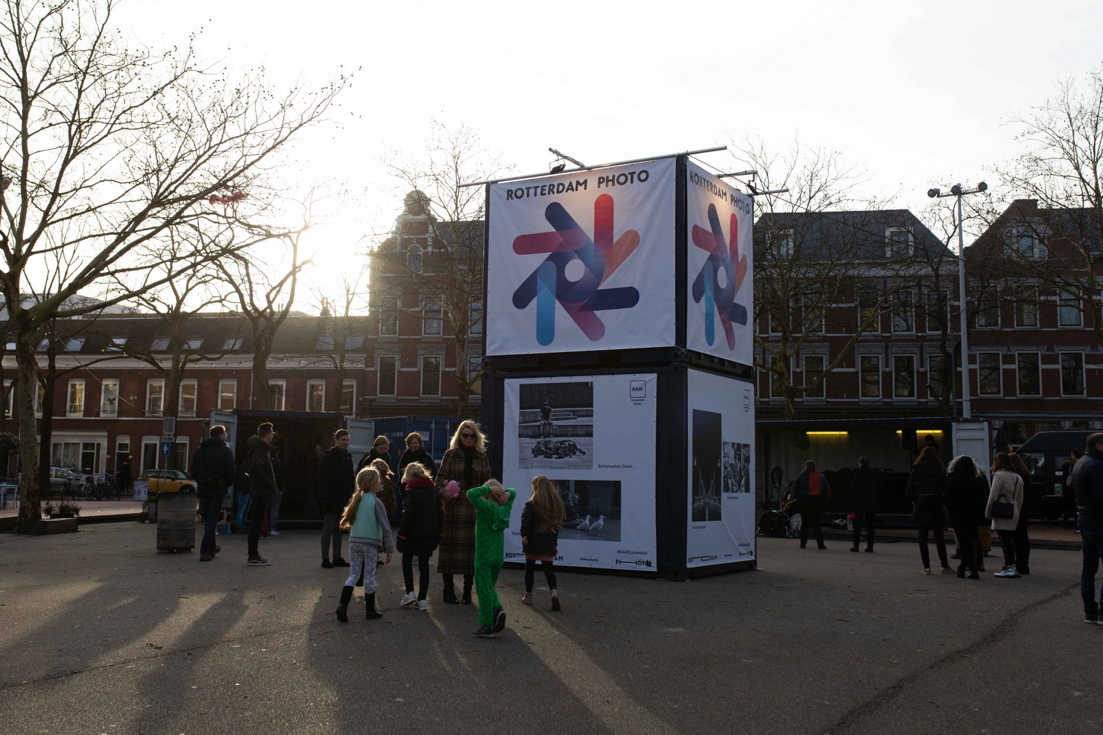 foto van Annick van Santen, mensen op straat bij promotiekubus Rotterdam Photo 2019