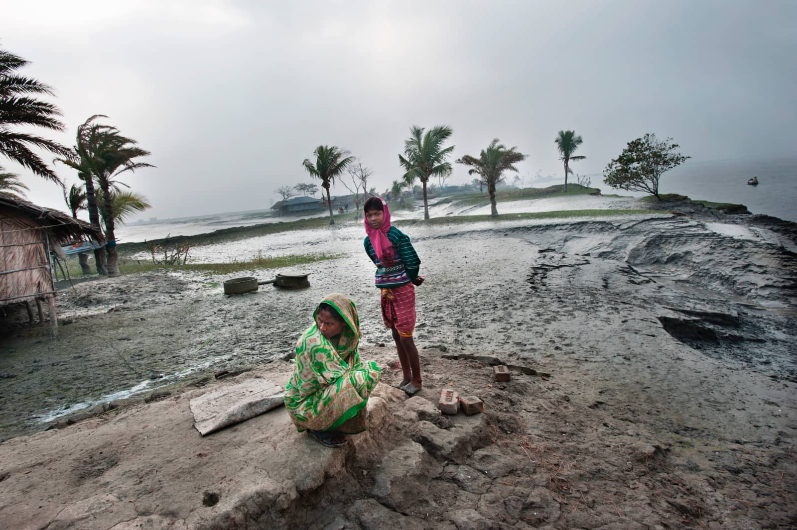 foto: © Kadir van Lohuizen - NOOR - Bangladesh 2011, twee vrouwen op land dat onder water staat