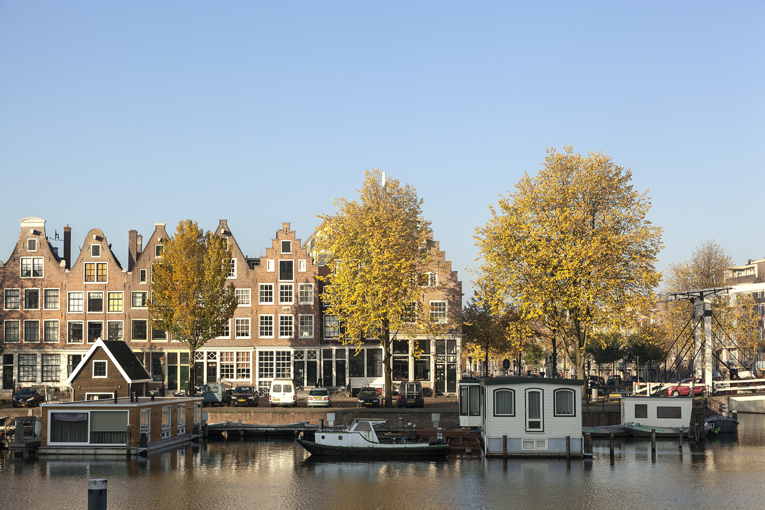 Amsterdamse gracht met woonboten door fotograaf Ewout Huibers