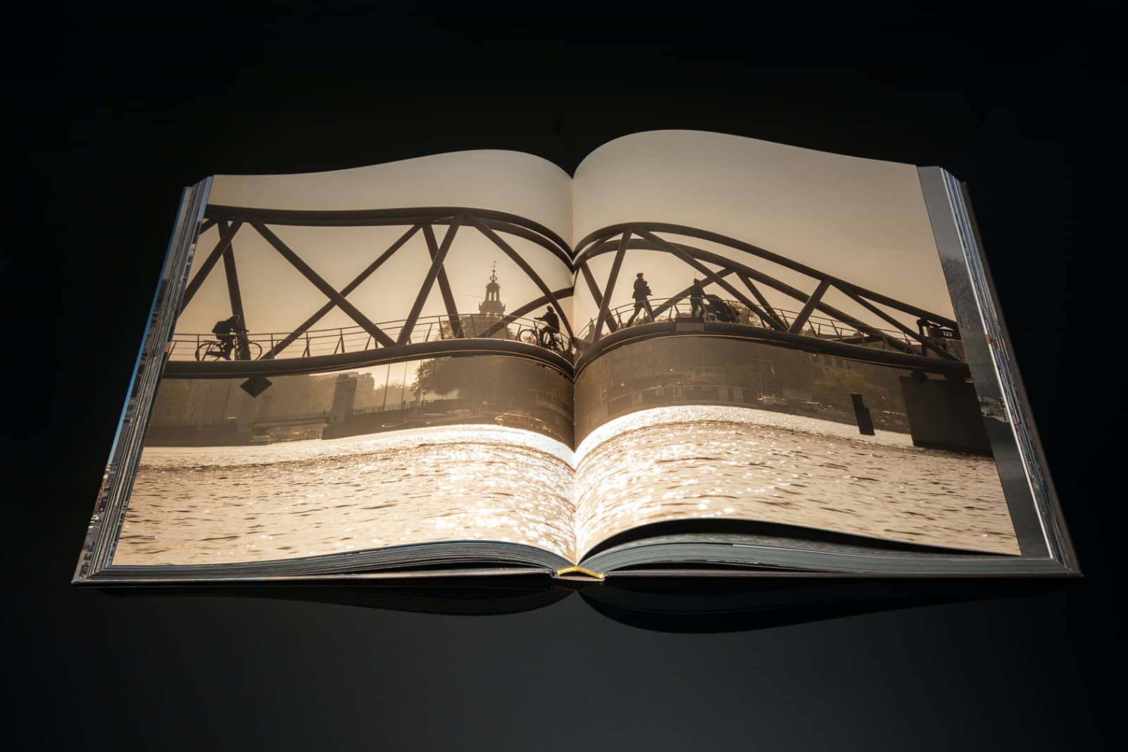 fotoboek openliggend van Ewout Huibers, AXSTXRDXM