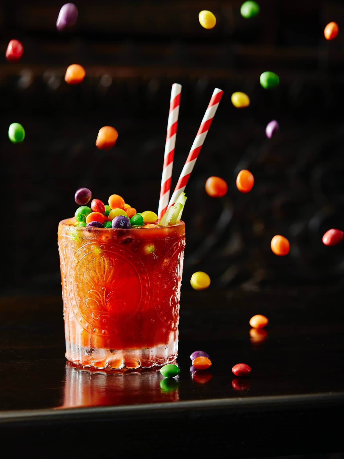 Drankje met springende snoepjes door Sid Ali, culinair fotograaf.