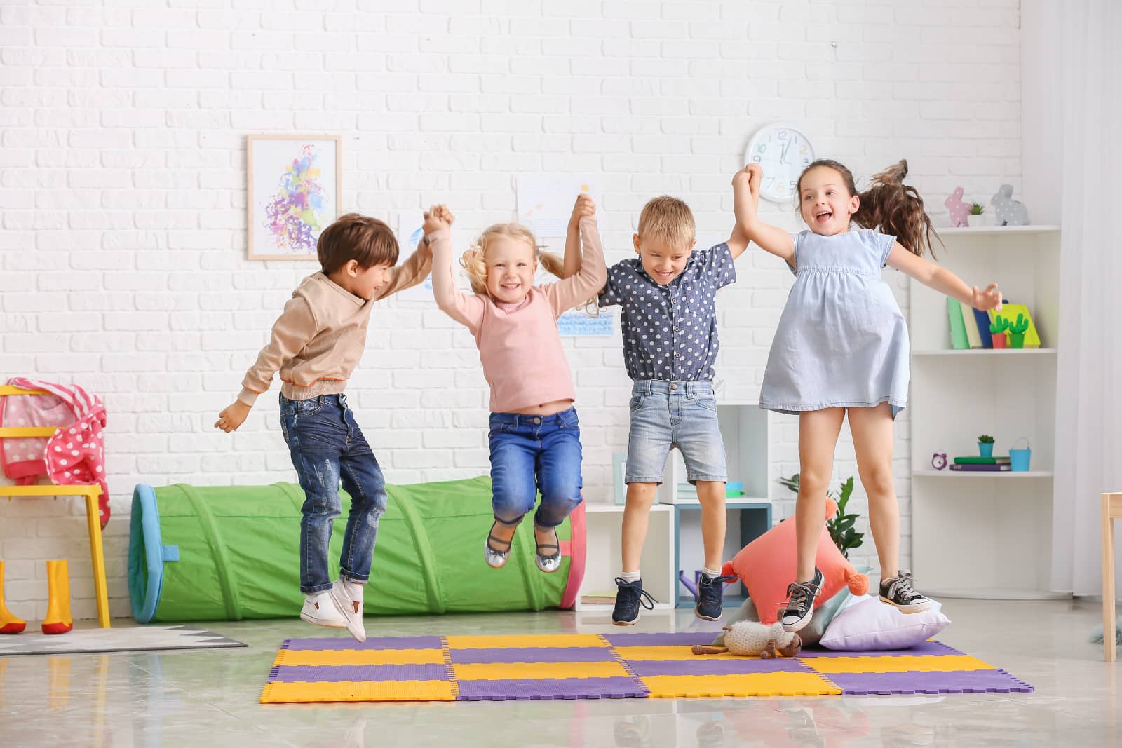 kinderen in kinderdagverblijf springen hand in hand