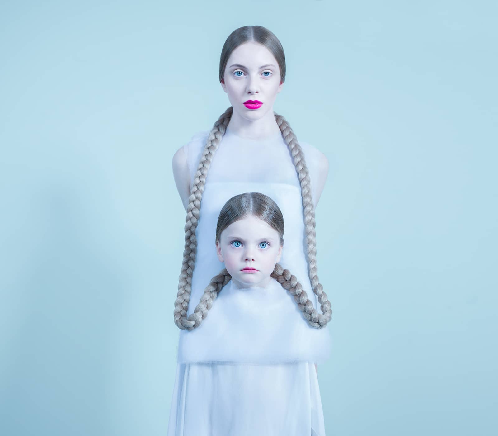 foto: © Bara Prasilova, moeder en dochter met gevlochten haren aan elkaar vast