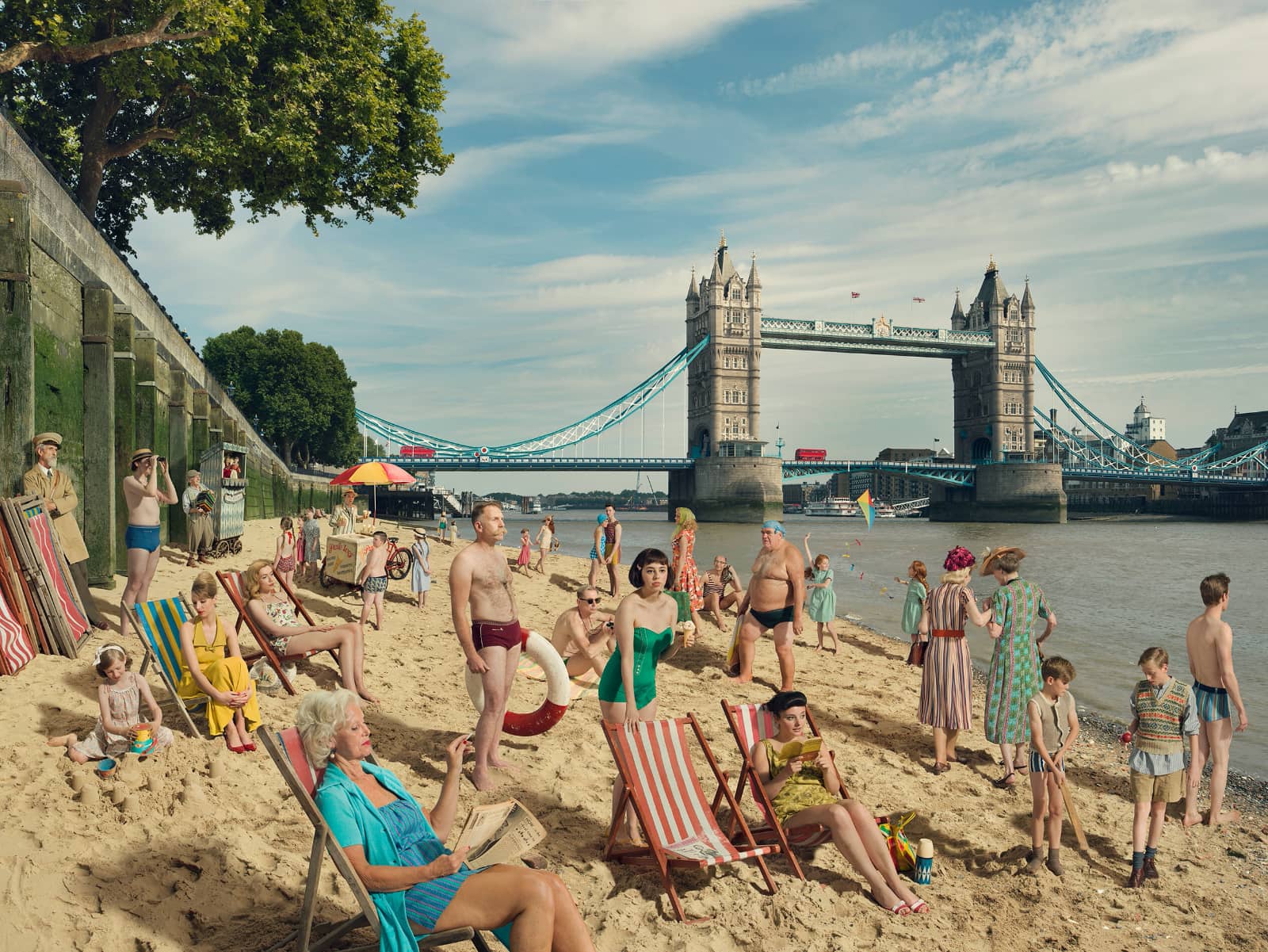 foto: © Julia Fullerton-Batten, mensen op strand bij de Tower van Londen