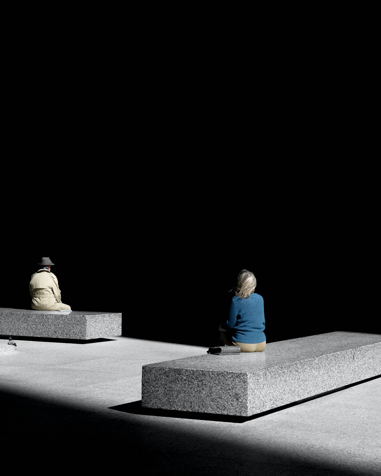 foto: © Clarissa Bonet, twee mensen zitten buiten op stenen banken