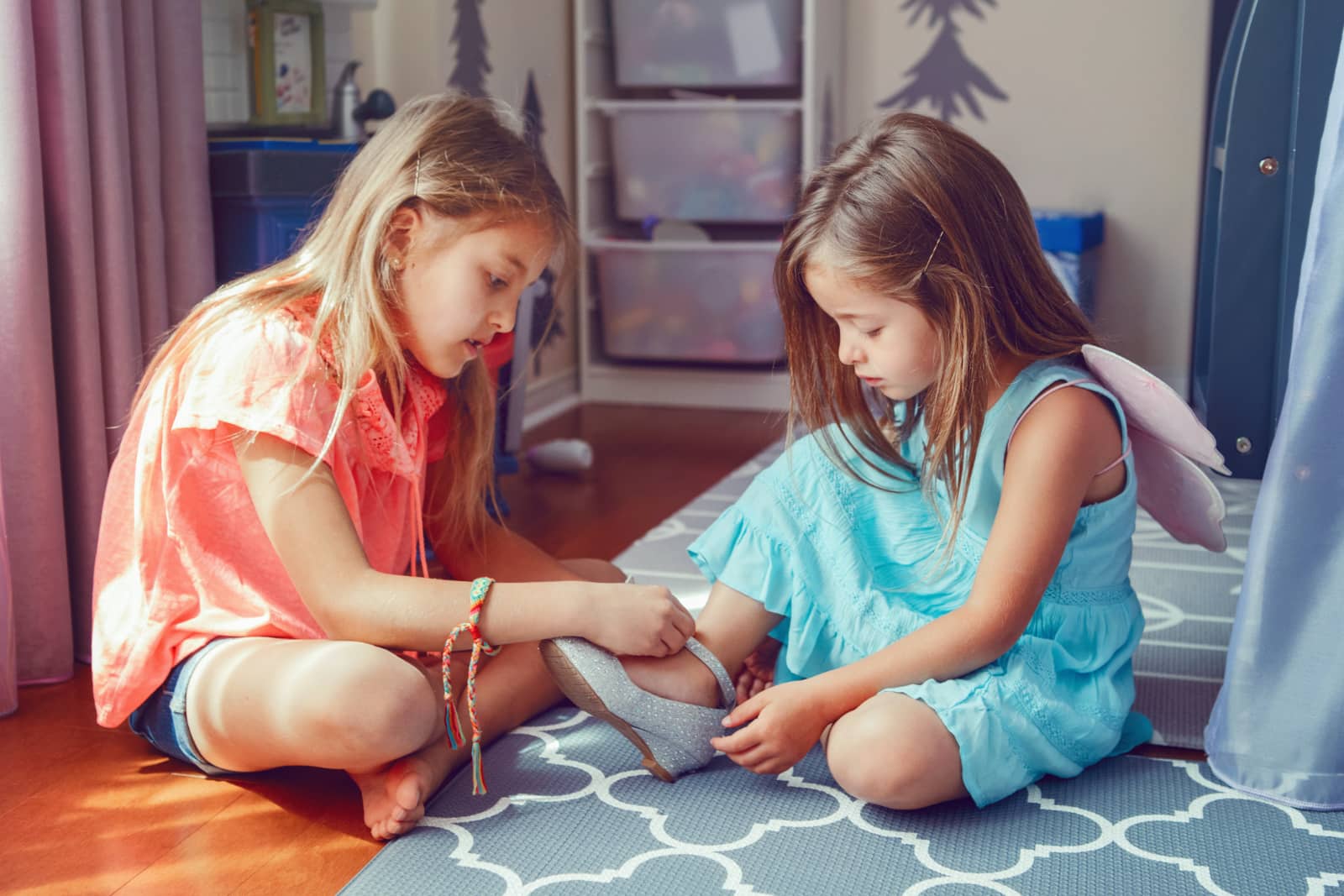 twee kleine meisjes passen samen schoentjes