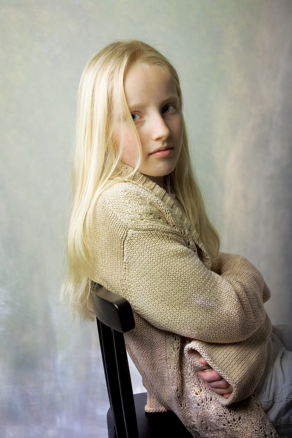 foto: © Hazel Ling - portret jong meisje blond op een stoel
