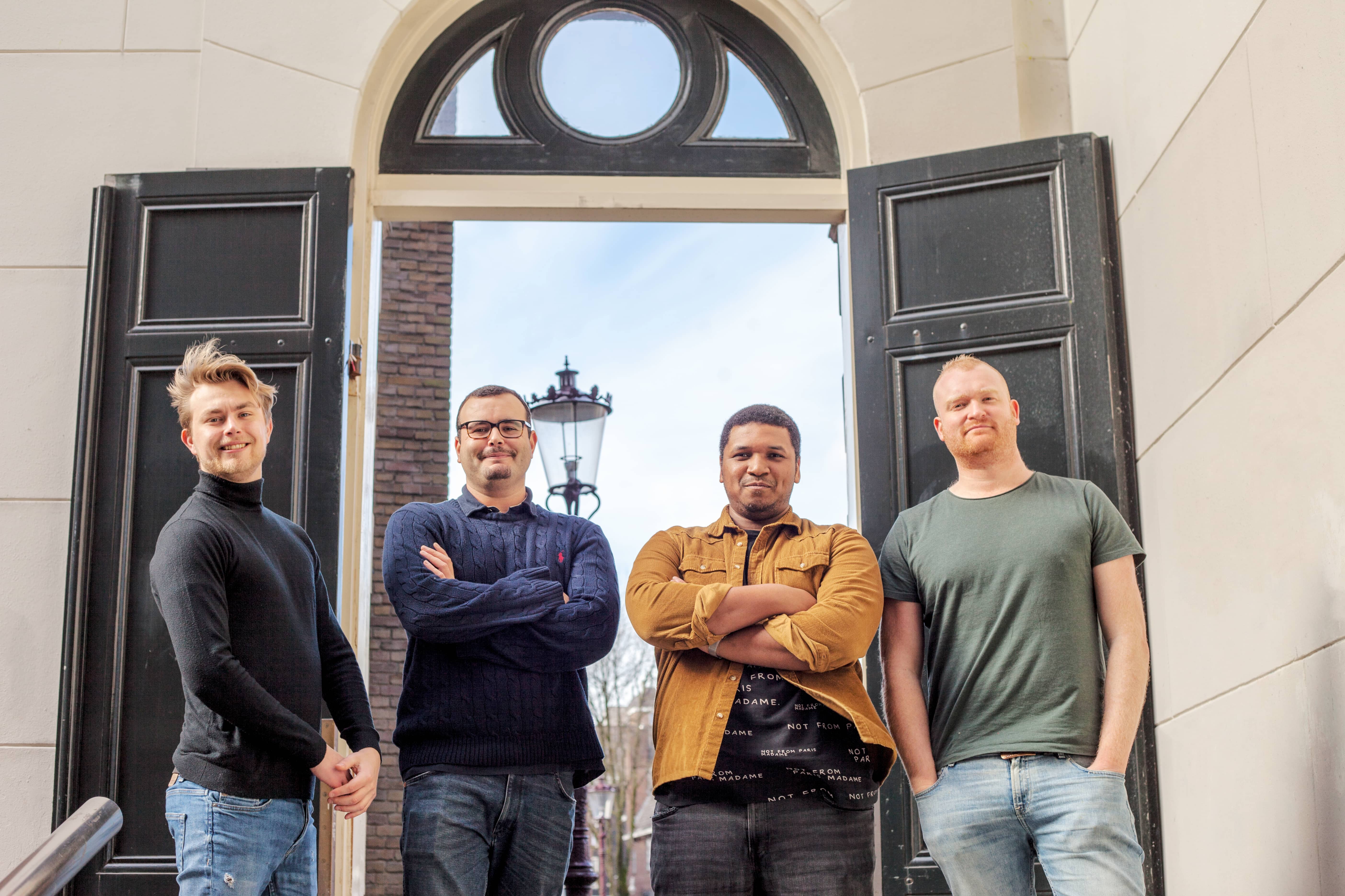 Team van vier mannen van online platform Lensguild