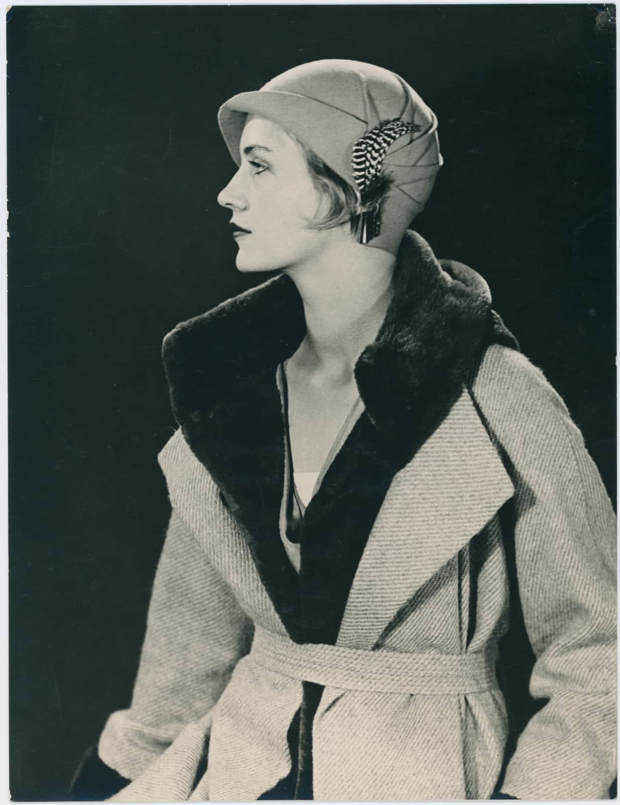 foto: © Lee Miller Archives, Self Portrait, modelling Jean Patou, Paris 1930
