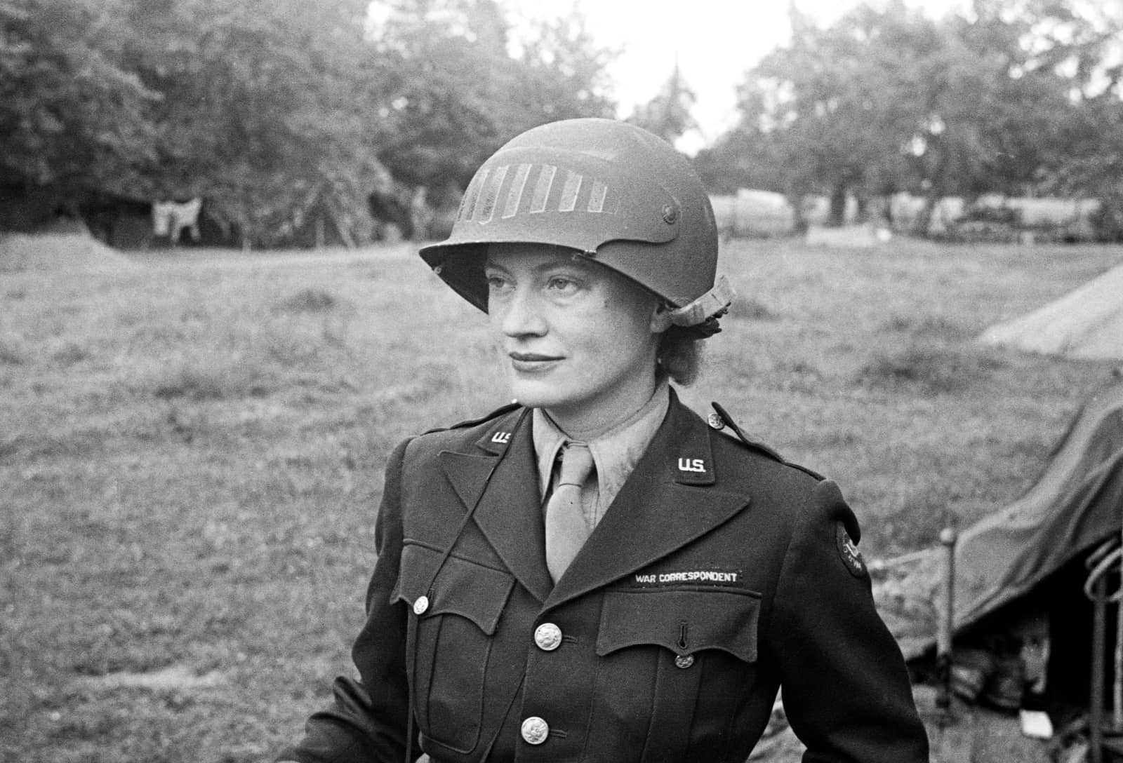 foto: © Lee Miller Archives - Lee Miller met speciale US Army helm