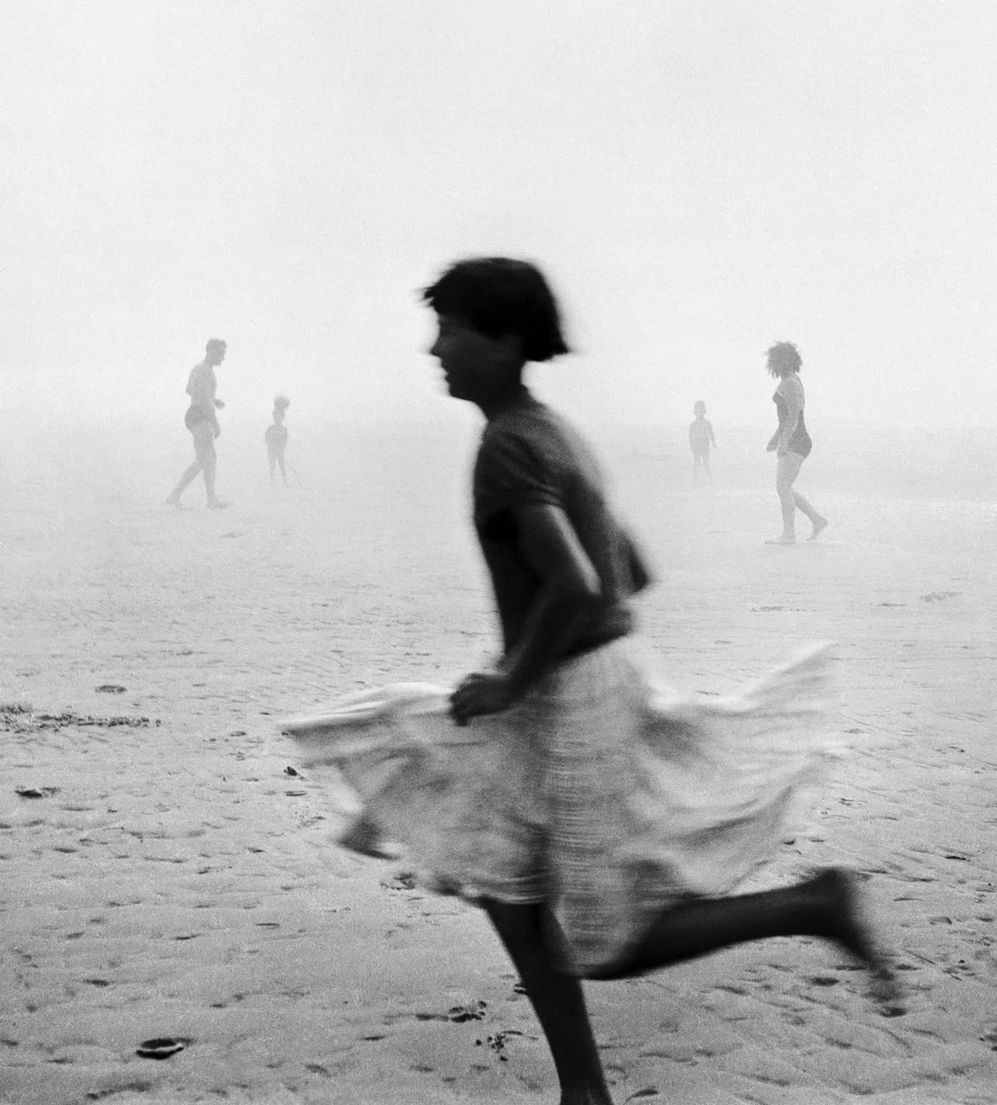 foto: © Ad Windig/MAI - meisje in de mist, Wijk aan Zee 1955