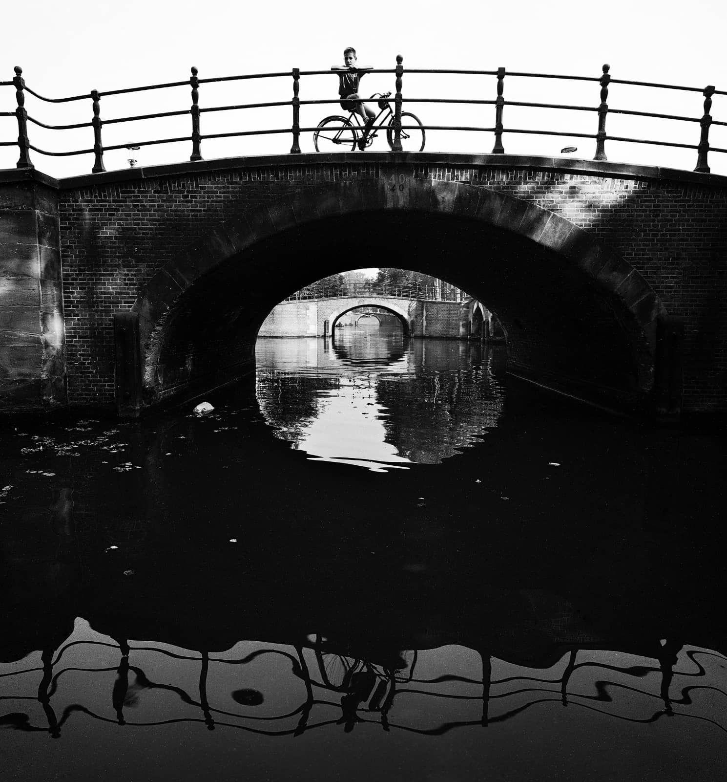 foto: © Ad Windig/MAI - jongen op brug, Reguliersgracht Amsterdam 1959