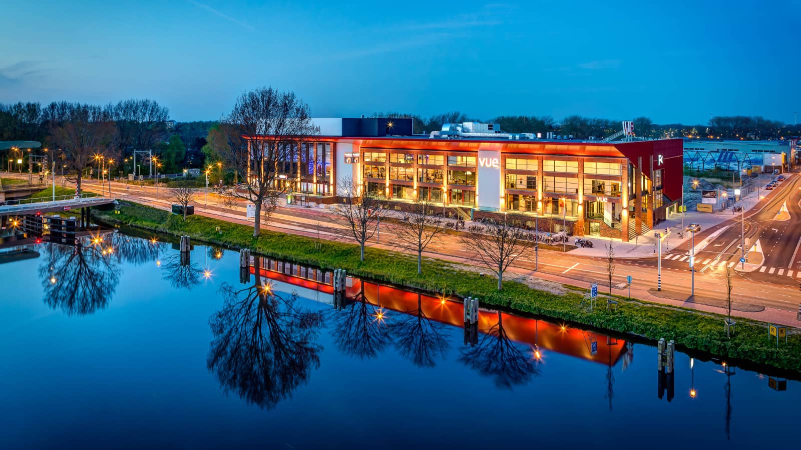 foto: © Jaap Lotstra - architectuur gebouw met reflecties in het water, schemering