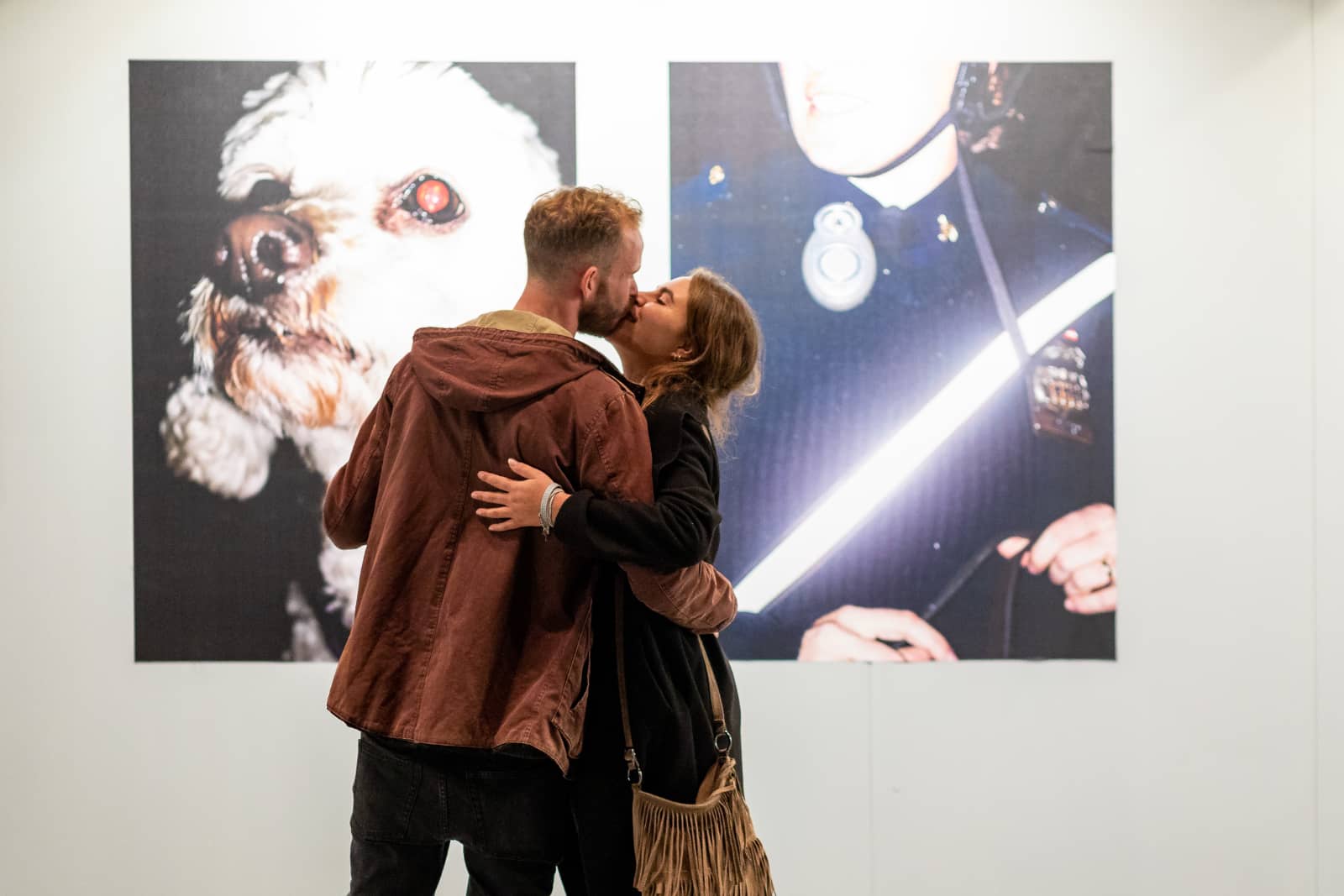 foto: Fotofestival Schiedam, zoenend koppel voor twee foto's
