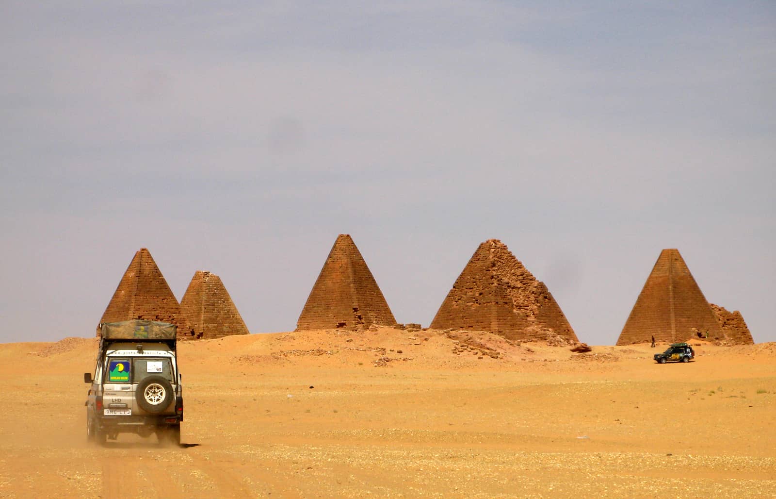 Ilvy Njiokiktjien - woestijn Sudan met pyramides