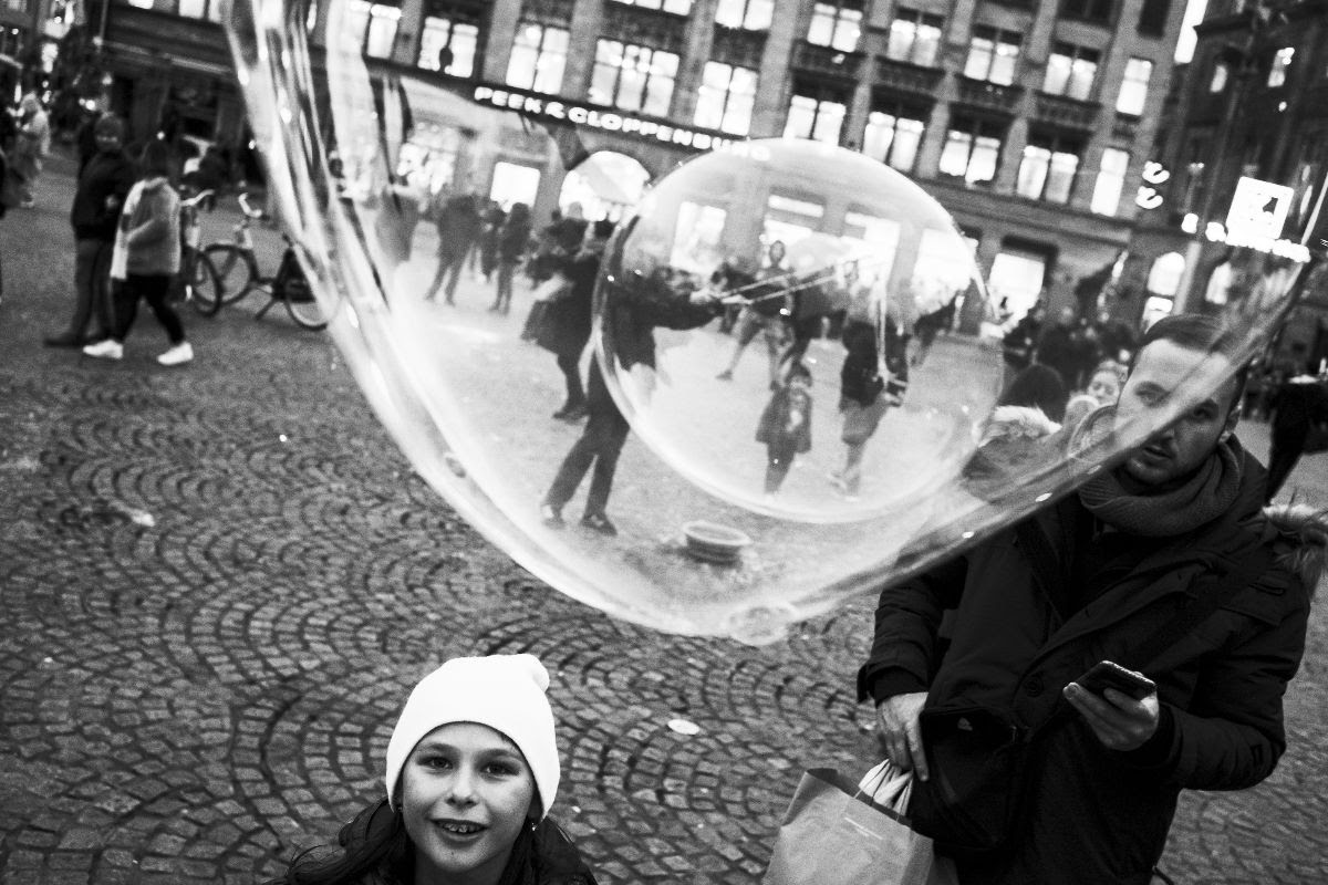 foto: © Ka-Ho Pang/Gallery WM - Invisible, meisje met bellenblaas in Amsterdam