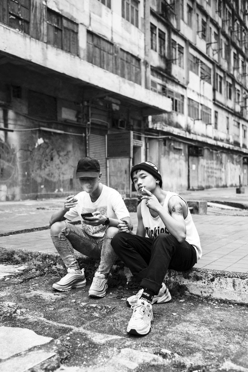 foto: © Ka-Ho Pang/Gallery WM - Invisible, twee tieners rokend op stoep in Hong Kong