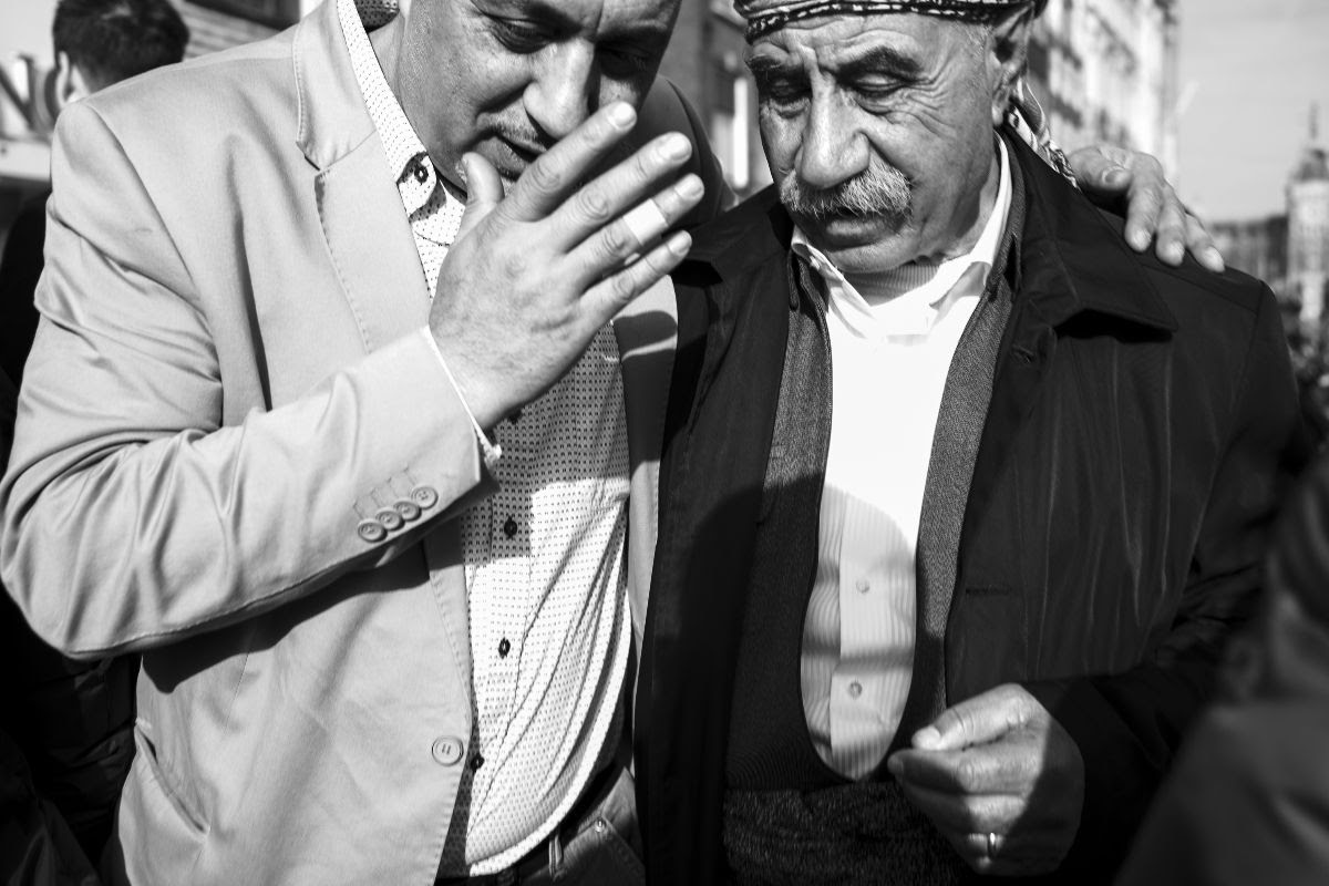 foto: © Ka-Ho Pang/Gallery WM - Invisible, twee mannen in gesprek