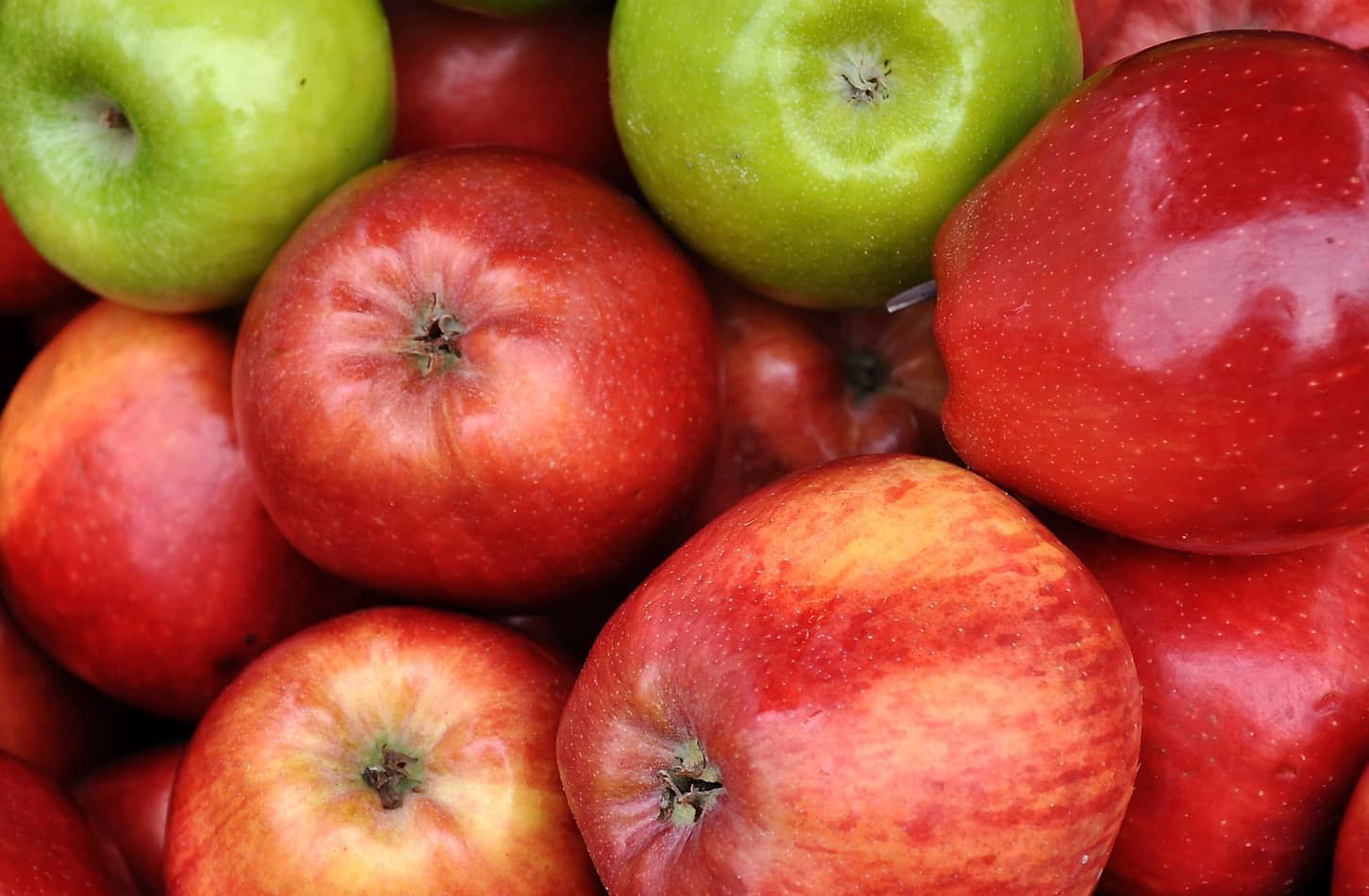 rode appels en twee groene appels