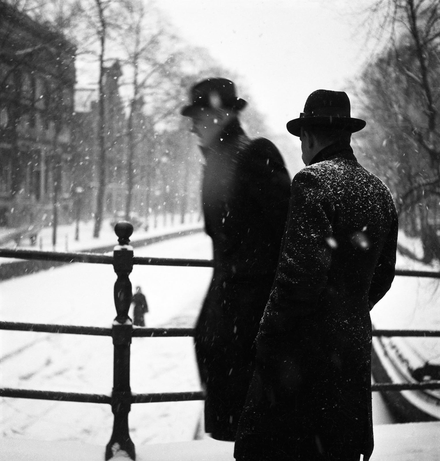 foto: © Carel Blazer/MAI - Amsterdam winter 1942, twee mannen in zwart met hoeden op brug van gracht