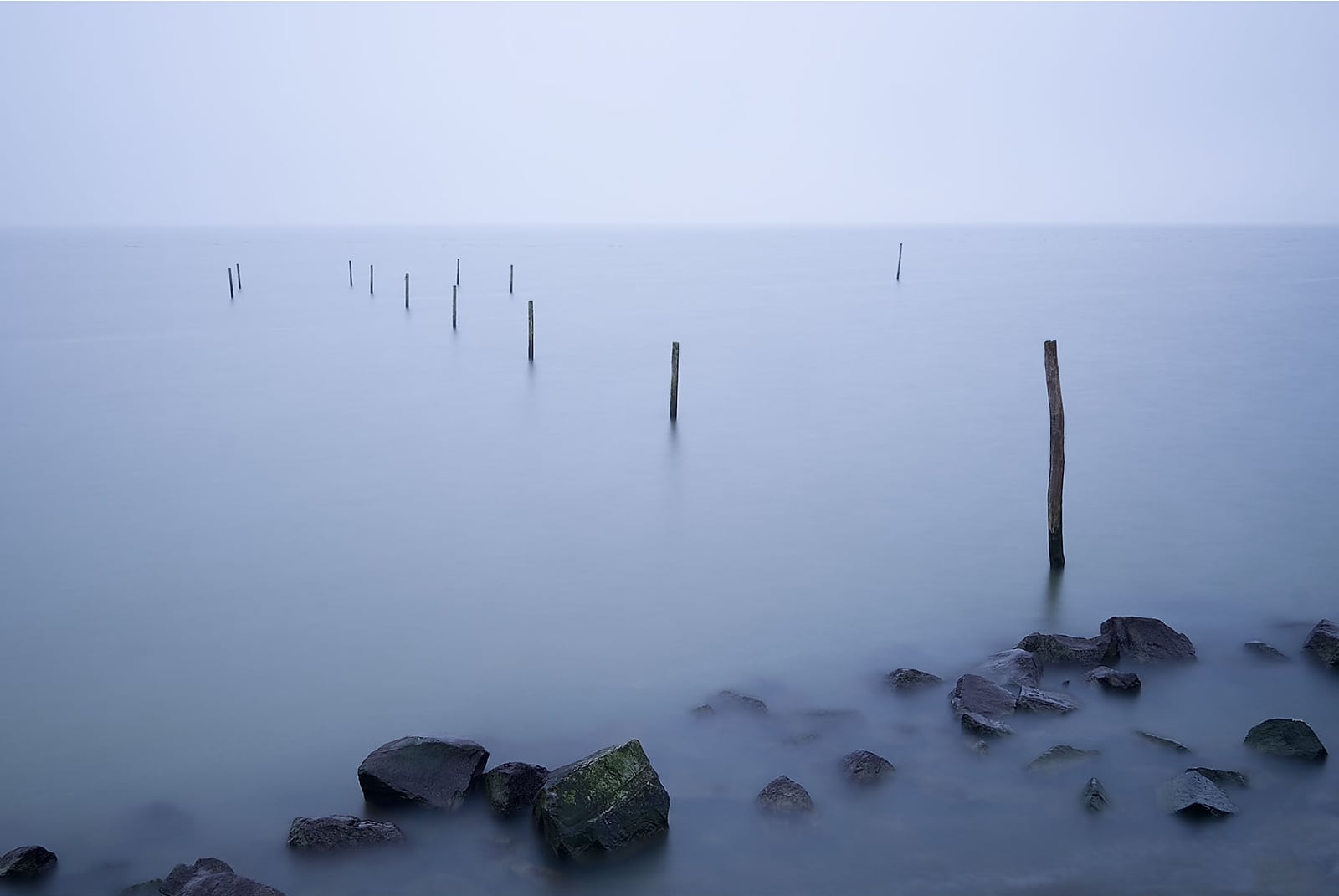 foto: © Jan Duker - Kust en Zee, palen in mistige zee