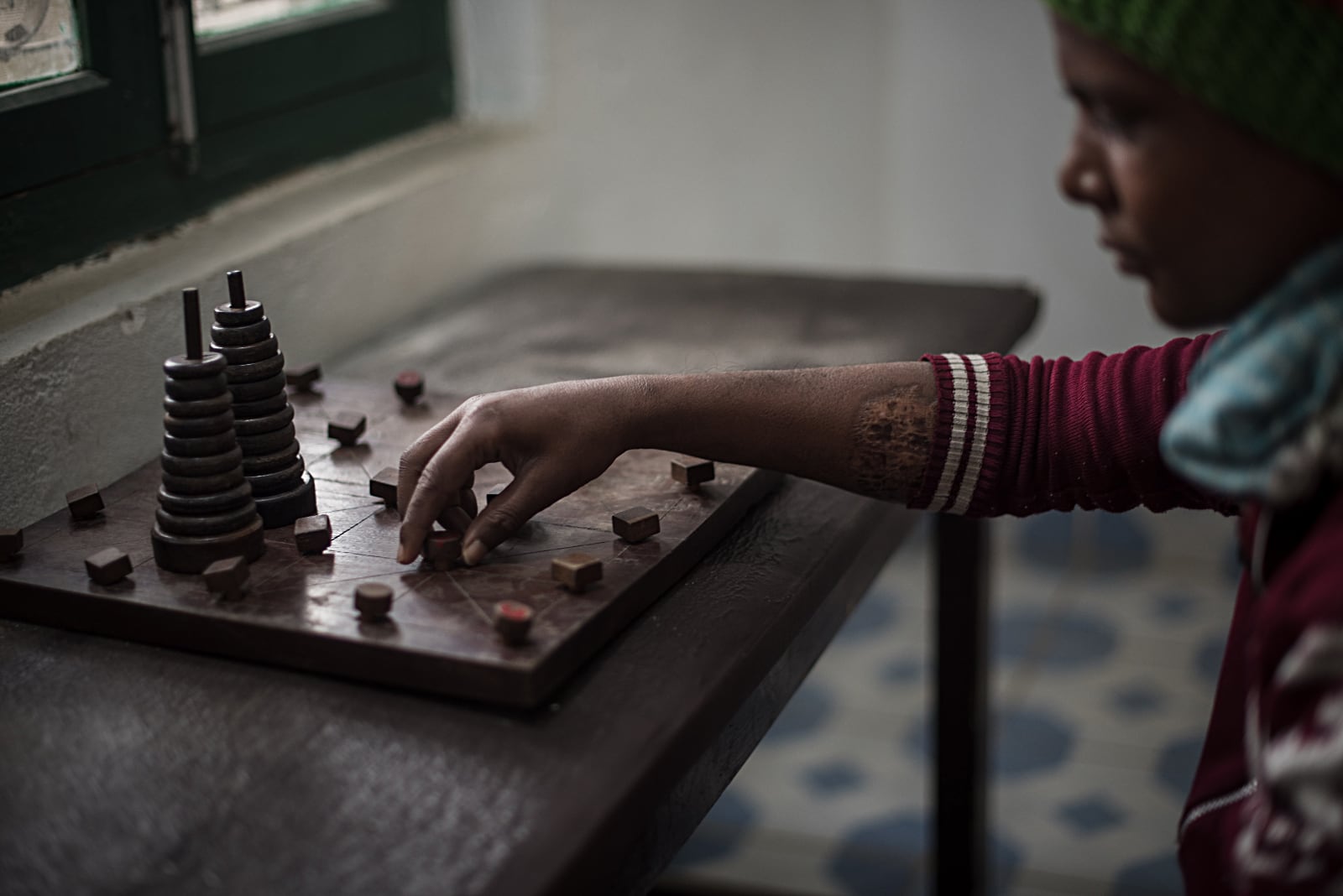 foto: © Hannah Davey, New Zealander, Shortlist, Student Competition, Building a better future, 2021 Sony World Photography Awards - Kind in Nepal aan spelbord