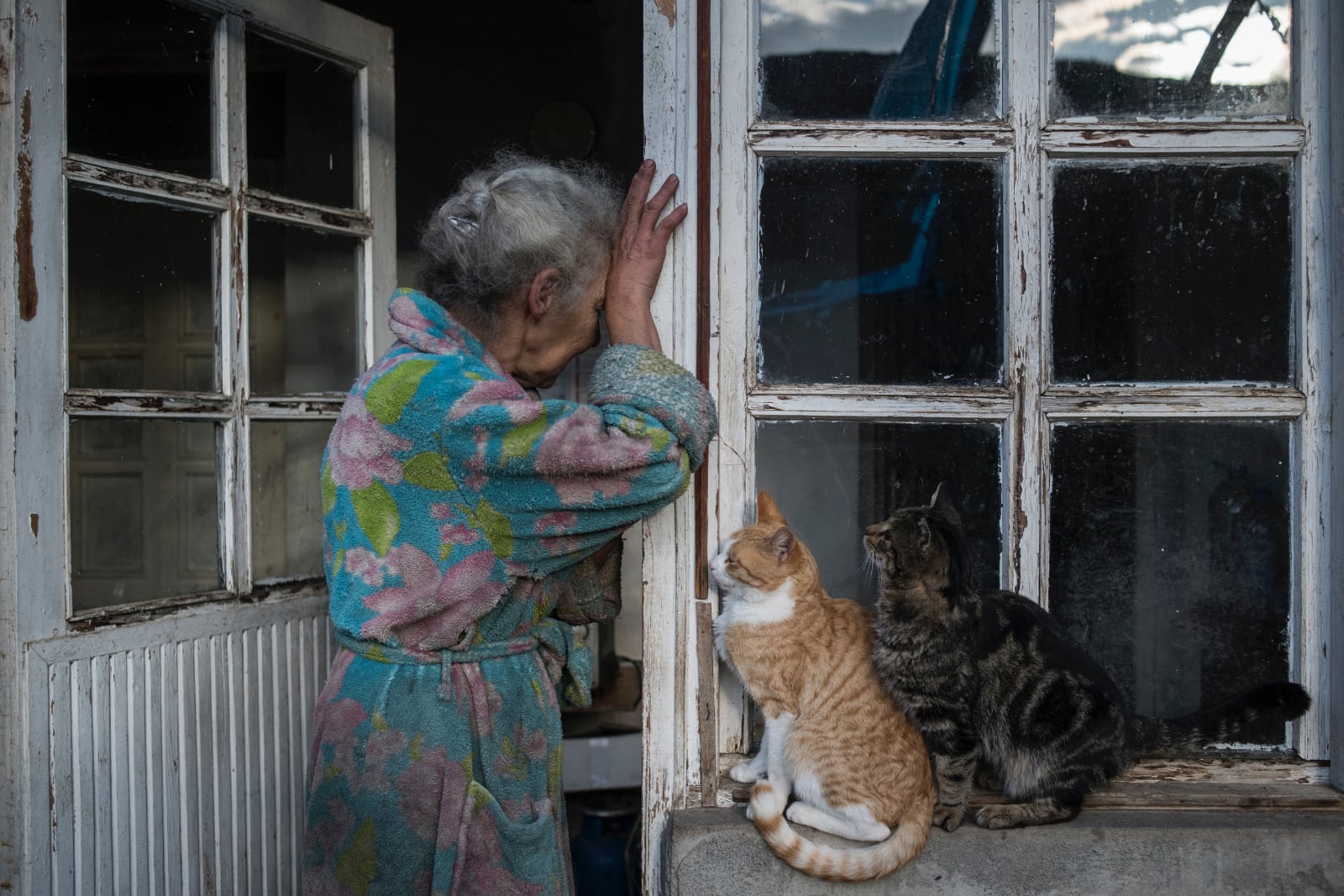World Press Photo Story of the Year Nominee_Valery Melnikov_Sputnik, oude vrouw huilend bij huis waar ze weg moet