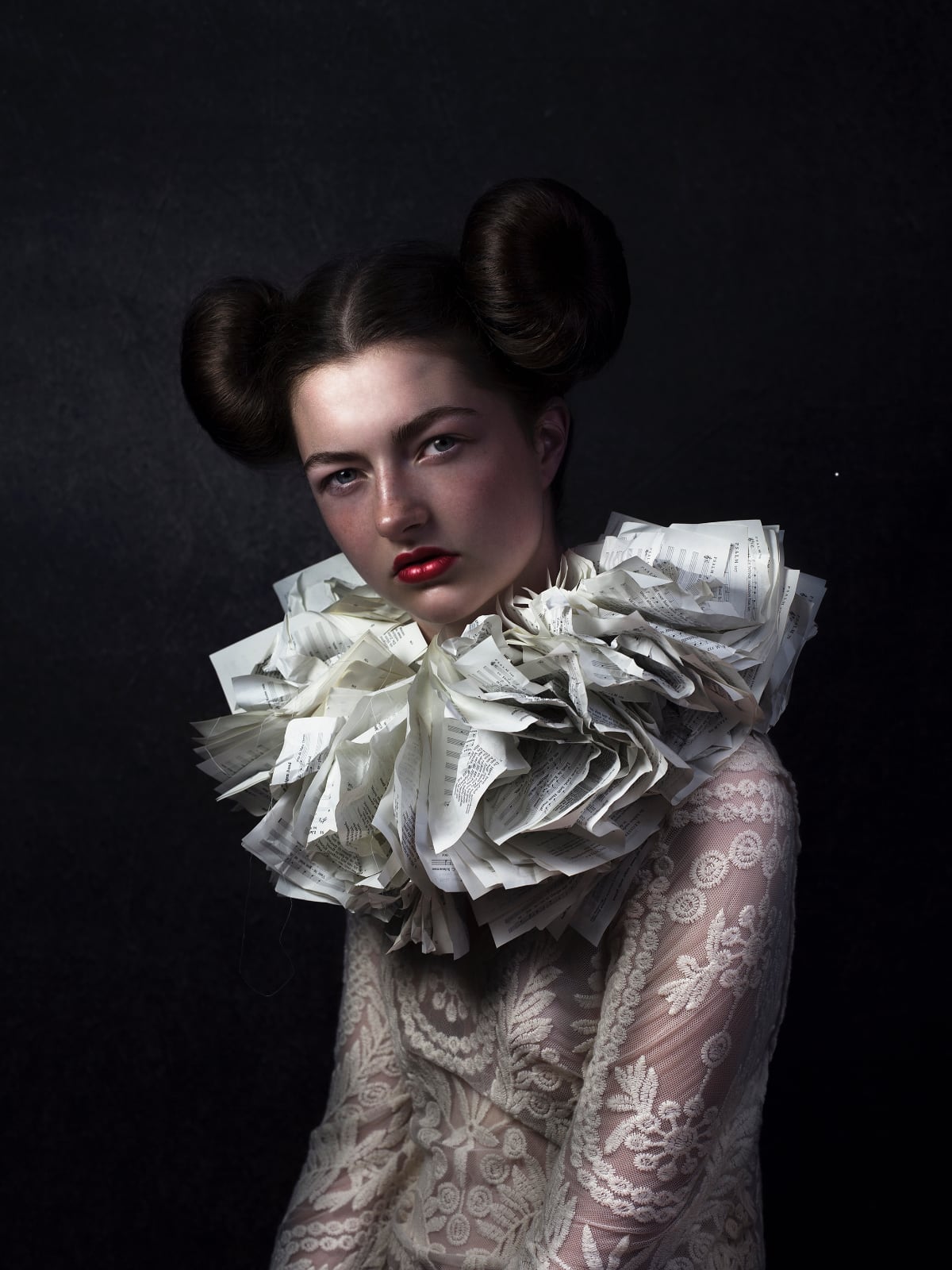 foto: © Jenny Boot - Delilah, portret van meisje met witte kraag van kassabonnetjes