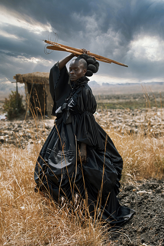 © Tamary Kudita, Zimbabwe, Open Photographer of the Year, Open competition, Creative, Sony World Photography Awards 2021 - zwarte vrouw gekleed in een Victoriaanse jurk met traditioneel Shona kookgerei.