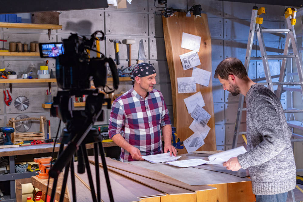 bedrijfsvideo maken met twee personeelsleden in bedrijfshal