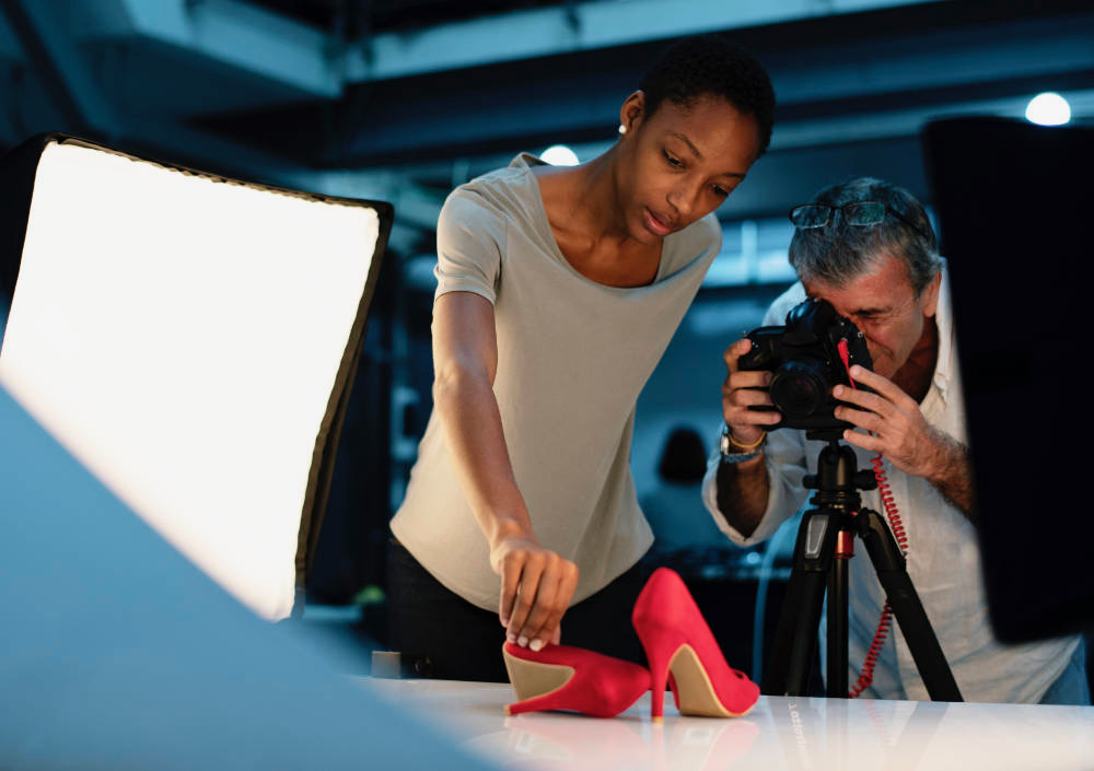 productfotografie van rode pumps met fotograaf en assistent