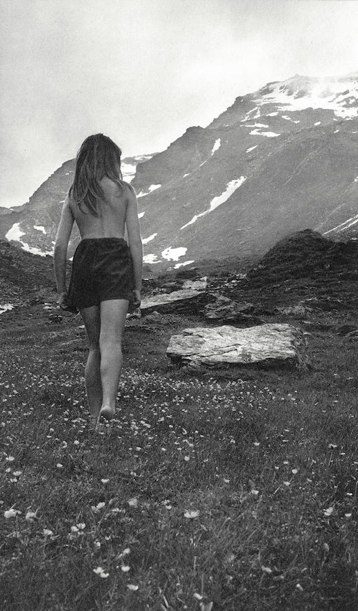 Ata Kandó - Kahmann Gallery, foto van vrouw in bergen zwartwit