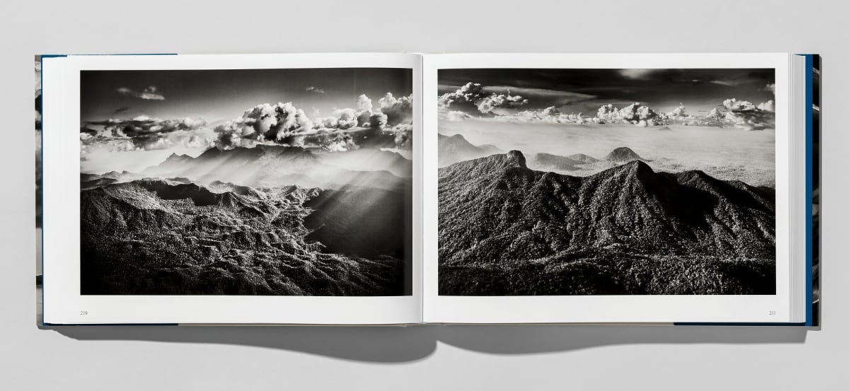 Sebastião Salgado. Amazônia, ISBN 9783836585101, fotoboek ligt open met landschapsfoto's