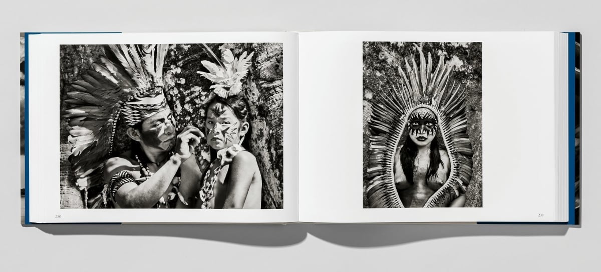 Sebastião Salgado. Amazônia, ISBN 9783836585101, fotoboek ligt open met foto's van stammen